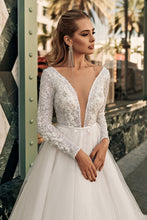 Load image into Gallery viewer, Los Angeles &#39;Snadra&#39; Elly Haute Couture RTW 087-435 Ready To Wear European Bridal Wedding Gown Designer Philippines