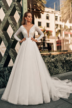 Load image into Gallery viewer, Los Angeles &#39;Snadra&#39; Elly Haute Couture RTW 087-435 Ready To Wear European Bridal Wedding Gown Designer Philippines