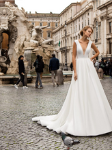 Load image into Gallery viewer, Roma &#39;Porcia Catonis&#39; Innocentia RTW INLI 1810-520 Ready To Wear European Bridal Wedding Gown Designer Philippines